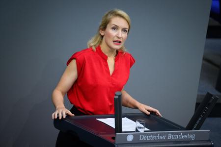 Statt Sanktionen brauche es eine bessere Ausstattung für die Jobcenter, meint die Linken-Chefin Ines Schwerdtner. (Archivbild) 