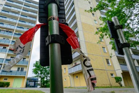 Der Junge war aus dem 11. Stock eines Hochhauses gestürzt.