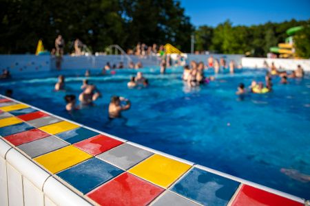 Menschen im Sommer im Schwimmbad