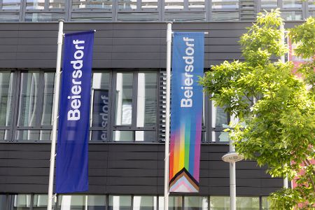 Fahnen vor dem Beiersdorf-Firmensitz