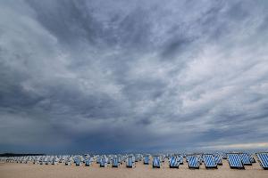Im Norden und Nordwesten zeigen am Donnerstag sich viele Wolken am Himmel und gebietsweise fällt schauerartiger Regen