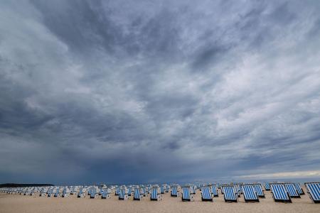 Im Norden und Nordwesten zeigen am Donnerstag sich viele Wolken am Himmel und gebietsweise fällt schauerartiger Regen