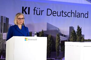 Microsoft-Deutschlandchefin Agnes Heftberger beim Spatenstich für eins der drei bereits bekannten KI-Rechenzentren von Microsoft im Rheinischen Revier im März. (Archivbild)