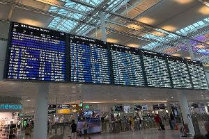 Auf einer Anzeigetafel am Flughafen war von witterungsbedingten Einschränkungen die Rede.