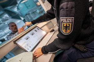Grenzkontrolle am Flughafen (Symbolbild der Bundespolizei)