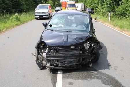 Nach der Kollision kam der Fiat stark beschädigt auf der Fahrbahn zum Stehen. Der weiße VW und der Opel gerieten in den Grünstreifen neben der Fahrbahn (rechts).
Foto: Polizei Minden-Lübbecke