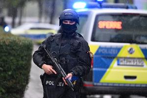 Wegen der Bedrohungslage waren auch schwer bewaffnete Polizisten im Einsatz. 