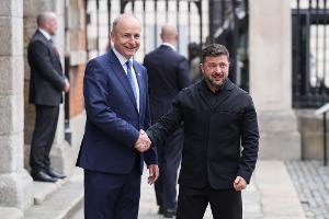 Der ukrainische Präsident Wolodymyr Selenskyj (r) reiste als Ehrengast zu Eröffnungsfeier nach Dublin. Er wurde von Regierungschef Micheál Martin begrüßt.