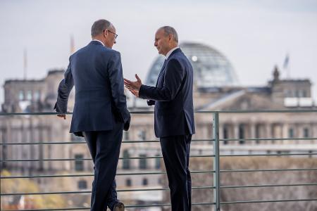 Der irische Regierungschef Micheál Martin (r) wird während der Ratspräsidentschaft zu einem Sondergipfel einladen. Hier ist er mit Kanzler Merz in Berlin zu sehen. (Archivbild)