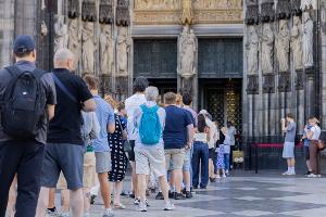 Vor Einlassbeginn bildete sich eine kleine Schlange vor dem Dom-Haupteingang.