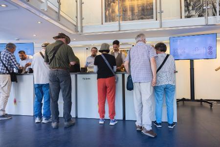 Am Roncalliplatz 2, südlich des Doms, werden Tickets verkauft.