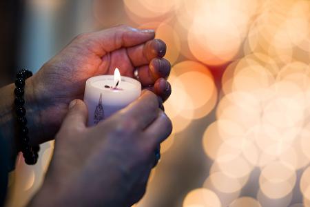Nach der Tötung von sechs Menschen in Stade haben viele Menschen bei einem Trauergottesdienst Trost und Gemeinschaft gesucht. 
