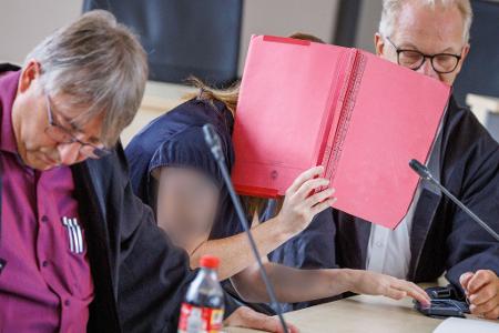 Die Angeklagte (verdeckt) schweigt bislang zu den Vorwürfen. 