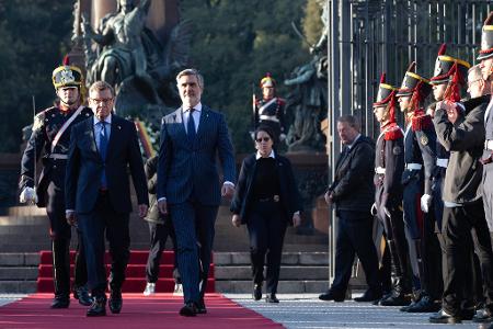 Außenminister Johann Wadephul (CDU, l.) ehrt in der argentinischen Hauptstadt Buenos Aires den Freiheitskämpfer José de San Martin.
