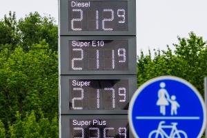 Nach dem Mittagssprung lagen Benzin und Diesel im bundesweiten Durchschnitt deutlich über 2 Euro pro Liter.