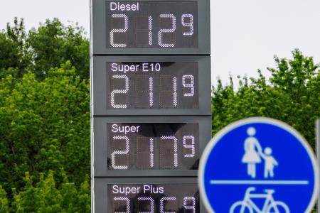 Nach dem Mittagssprung lagen Benzin und Diesel im bundesweiten Durchschnitt deutlich über 2 Euro pro Liter.