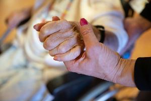 Die Pflege durch Angehörige ist unverzichtbar für den Sozialstaat. Deshalb fordern die Fraktionschefs von CDU und CSU bei den anstehenden Reformen mehr politische Wertschätzung für die "Helden des Alltags". (Illustration)
