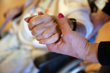Die Pflege durch Angehörige ist unverzichtbar für den Sozialstaat. Deshalb fordern die Fraktionschefs von CDU und CSU bei den anstehenden Reformen mehr politische Wertschätzung für die 