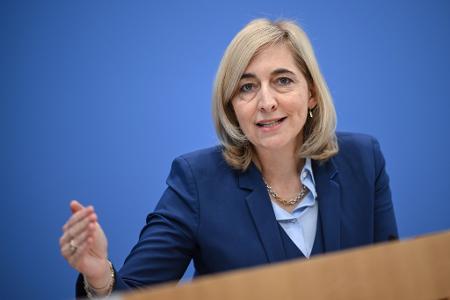 Bundesgesundheitsministerin Warken hat eine denkbar undankbare Aufgabe - sie muss ein Pflegesystem reformieren, das an vielen Stellen krankt. (Archivbild)