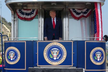 US-Präsident Donald Trump trifft mit dem Zug "Freedom 250" zur Eröffnung der "Theodore Roosevelt Präsidentenbibliothek" ein.