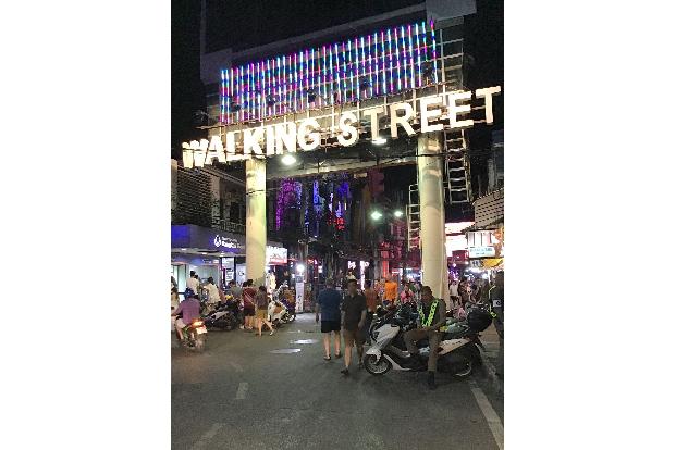 Die Walking Street ist weltweit als Rotlichtviertel bekannt.