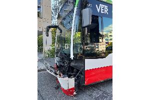 Der BMW des Unfallverursachers kollidierte beim Vorbeifahren mit einem geparkten Linienbus.