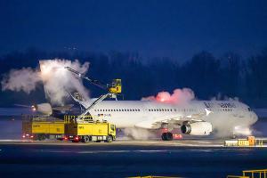 Fünf Lufthansa-Flugzeuge konnten wegen Schneefalls in der Februarnacht nicht abheben. (Symbolbild)