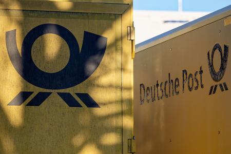 Das gute alte Posthorn, das Logo der Deutschen Post - hier an Lastwagen, die vor einem Kölner Briefzentrum parken.