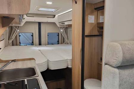 Forster Vantasy V 636 EB (2027), Durchgang zwischen Bad und Küche
