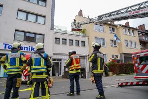 Dachstuhlbrand auf der Hermannshöhe - Besatzung eines Notarzteinsatzfahrzeuges entdeckt Brand
