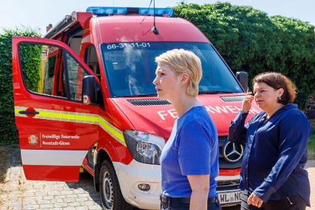 Ministerpräsidentin Manuela Schwesig (l) und Sozialministerin Drese waren ebenfalls vor Ort.