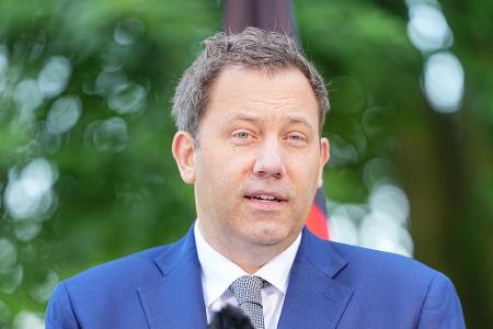 Finanzminister Lars Klingbeil (SPD) hatte Berichten zufolge auch einen Plan für mehr als 20 Milliarden Euro Entlastung erarbeitet, der nun aber nicht verwirklicht wird.