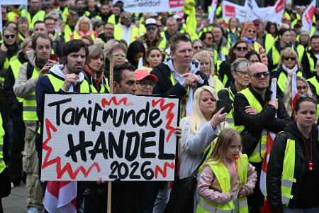 Handelsbeschäftigte streikten in den vergangenen Wochen mehrfach für höhere Löhne. (Archivbild)