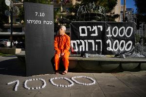 Ein Demonstrant mit einer Maske, die den israelischen Ministerpräsidenten Benjamin Netanjahu darstellt, während einer Protestkundgebung 1000 Tage nach dem beispiellosen Hamas-Überfall auf Israel am 7. Oktober 2023. 