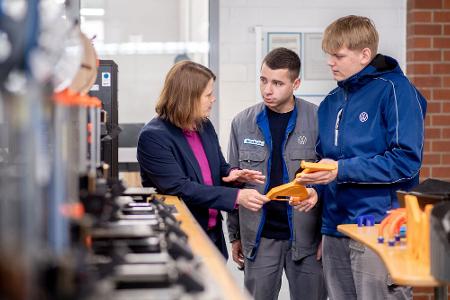 Hamburg im Gespräch mit Azubis im VW-Werk in Emden. (Archivbild)