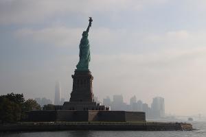 Die Freiheitsstatue war oft das Erste, was Flüchtlinge und Auswanderer von Amerika sahen - und deshalb erinnerten sie sich ihr ganzes weiteres Leben daran (Archivbild).