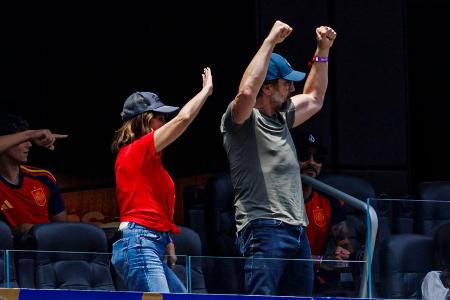 Penélope Cruz und Javier Bardem jubeln mit ihren Spaniern