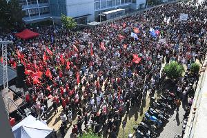 Tausende protestieren gegen den Sparkurs bei Mercedes-Benz.