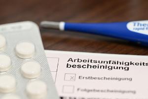 Wann sollen erkrankte Beschäftigte ihre Bescheinigung abholen? (Symbolbild) 