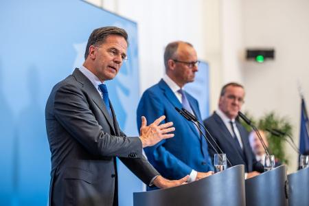 Nato-Generalsekretär Mark Rutte wird den Gipfel in der kommenden Woche leiten. Zur Vorbereitung führte er diese Woche noch Gespräche mit Bundeskanzler Friedrich Merz und Verteidigungsminister Boris Pistorius in Berlin. (Archivbild)