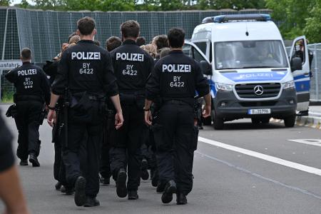 Die Polizei ist mit einem Großaufgebot bereits vor dem AfD-Parteitag im Einsatz.
