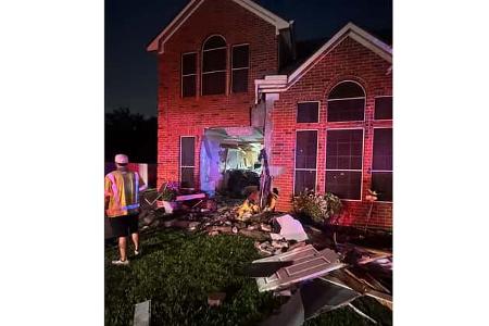 Tesla Model 3 kracht in Haus in Texas