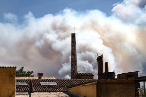 Wegen starker Rauchentwicklung durch einen Waldbrand im Nordosten Spaniens haben die Behörden rund 45.000 Bewohner mehrerer Ortschaften aufgerufen, ihre Häuser vorerst nicht zu verlassen.