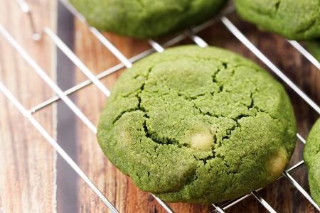 Matcha-Kekse mit weißen Schokostücken