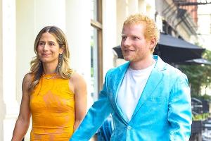 Ed Sheeran und Ehefrau Cherry: Knallige Outfits für die Swift-Hochzeit