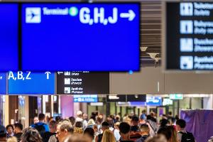 Im Sommer-Hochbetrieb sorgt das neue EU-Grenzverfahren für zusätzliche Wartezeiten am Flughafen. (Symbolbild)