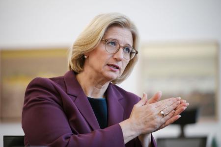 Die stellvertretende SPD-Vorsitzende Anke Rehlinger sieht die schärferen Regeln für Krankschreibungen skeptisch. (Archivbild)