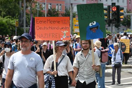 Zehntausende sind in Erfurt auf der Straße, um gegen den AfD-Bundesparteitag zu demonstrieren.