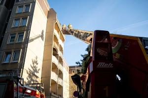 © Feuerwehr Dresden Symbolbild

Eine Drehleiter kommt zum Einsatz.