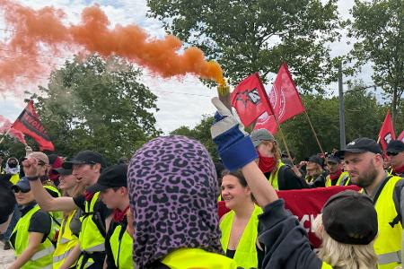 Demonstranten haben Rauchfackeln angezündet.